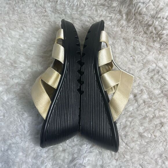 Skechers Fabric Beige Satin slip on wedge Straps Sandals Rhinestones accent SZ9 - Picture 6 of 10